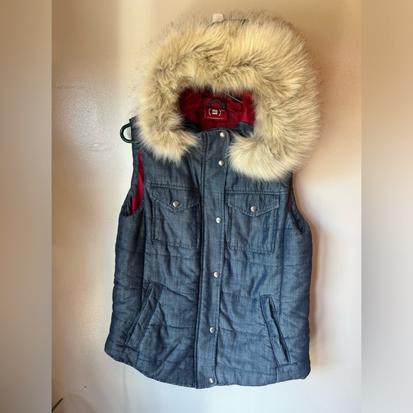 Gap x (RED) fur-trim puffer vest - Picture 2 of 13